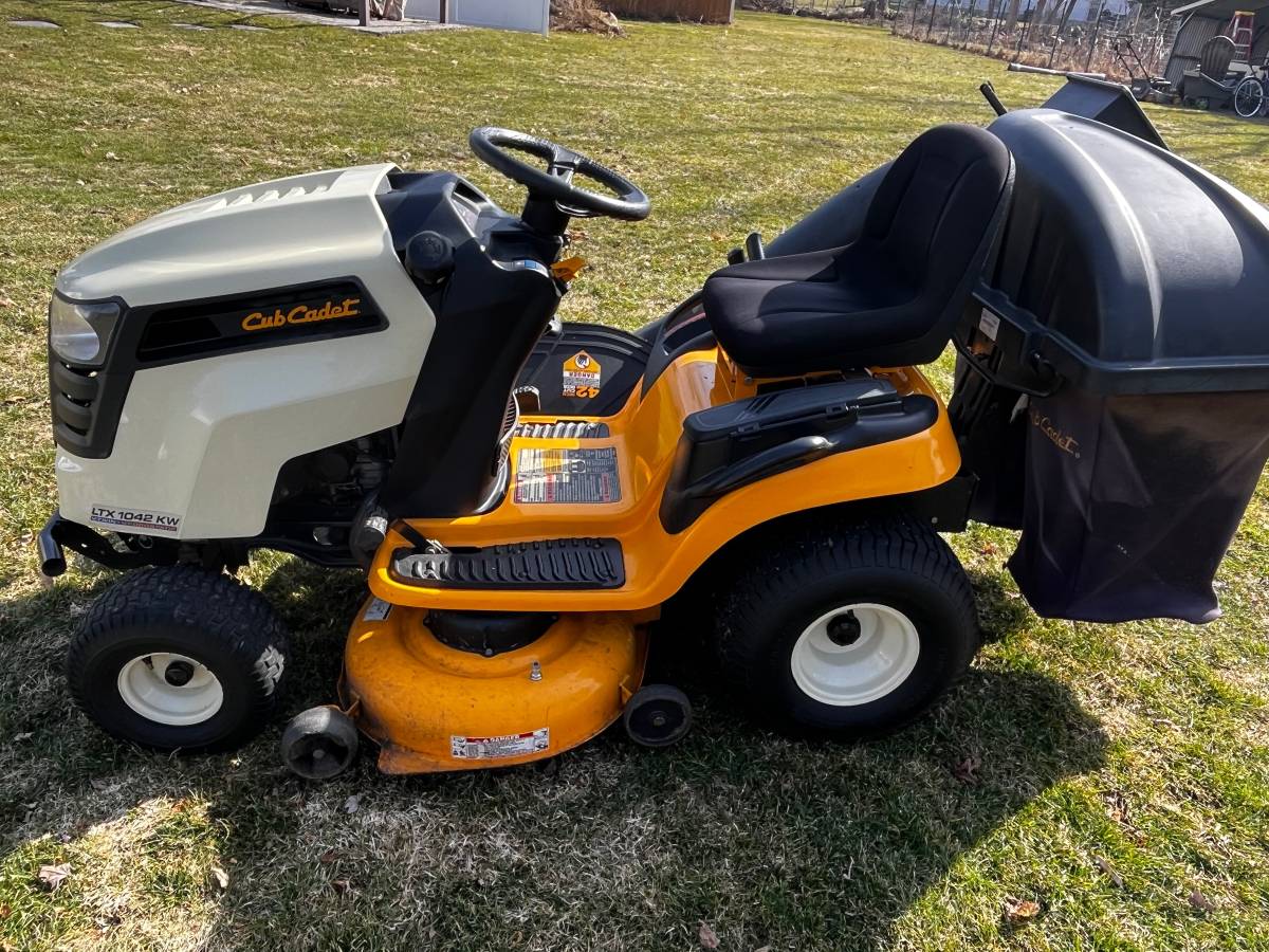 Cub Cadet LTX 1042 KW lawn mower for sale 00c0c eVa4P96xIo8 0CI0t2 1200x900 Cub Cadet LTX 1042 KW lawn mower for sale