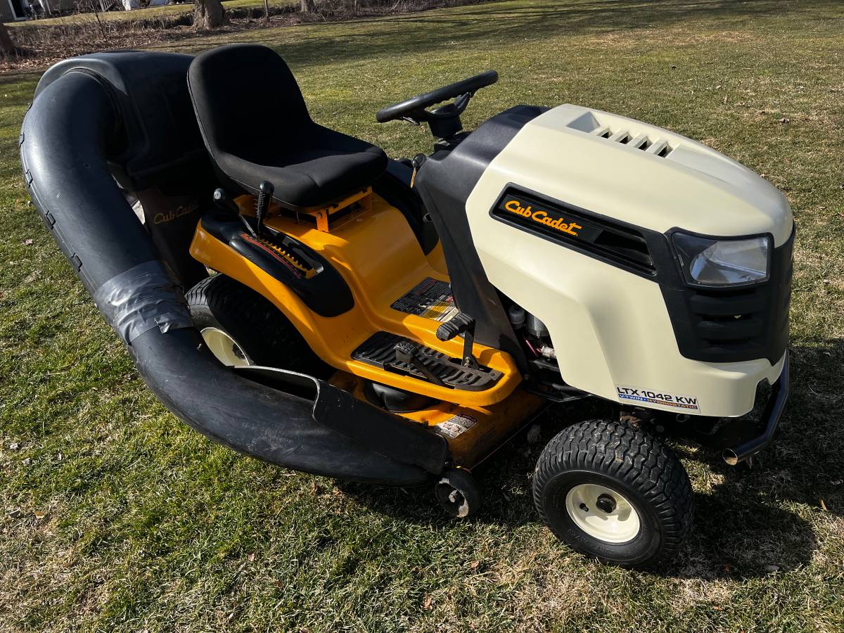 Cub Cadet LTX 1042 KW lawn mower for sale 00j0j 2JFIAYyzaKO 0CI0t2 1200x900 Cub Cadet LTX 1042 KW lawn mower for sale