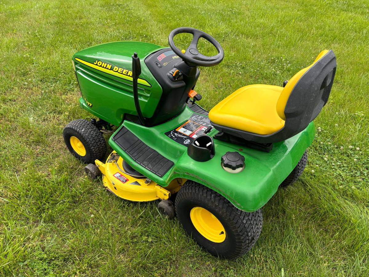 Used John Deere LX277 Riding Lawn Mower for Sale 01010 cYb6ebTE92w 0CI0t2 1200x900 Used John Deere LX277 Riding Lawn Mower for Sale
