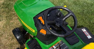 00C0C aiCC7sHBfNY 0t20CI 1200x900 375x195 Used John Deere S100 riding lawn mower for Sale